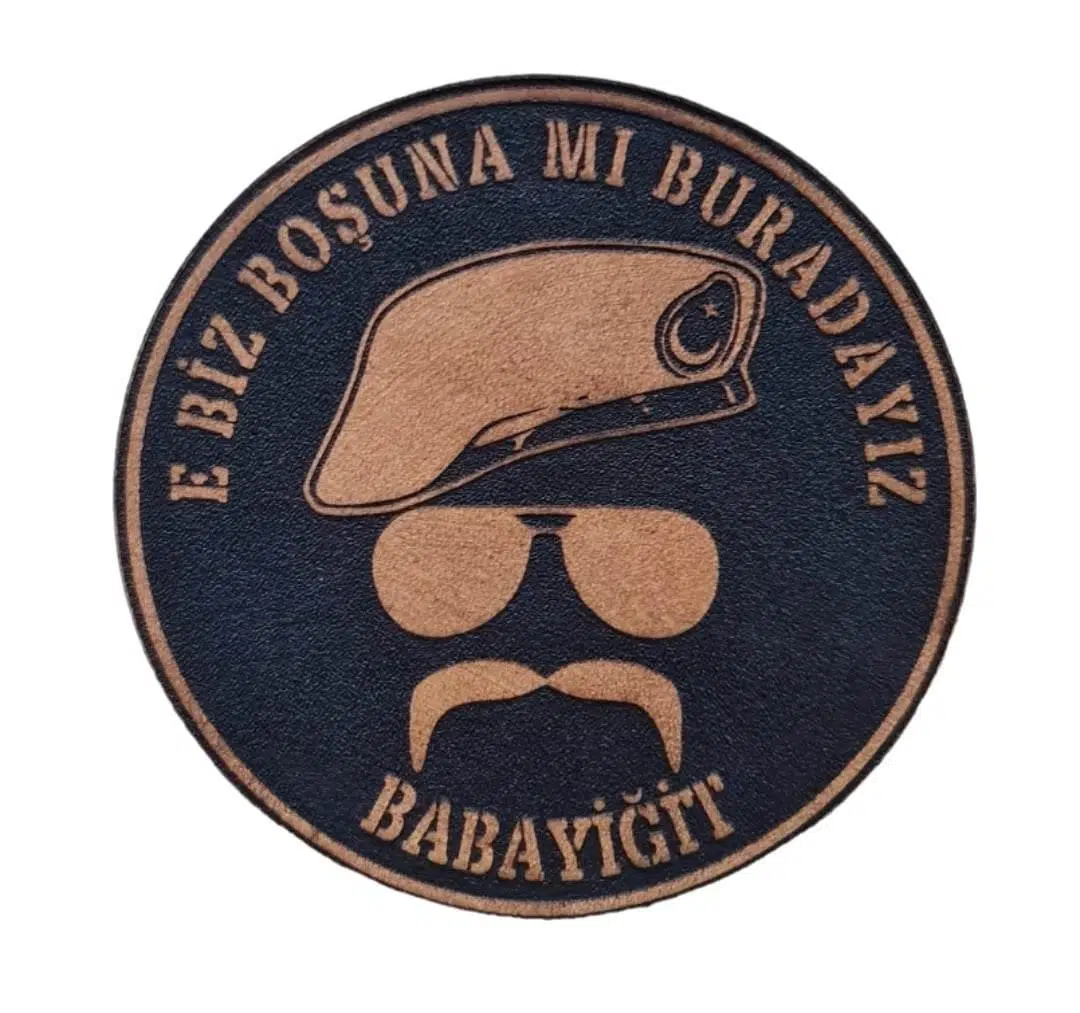 E BİZ BOŞUNAMI BURADAYIZ BABAYİĞİT Deri PEÇ - SİYAH Arma - Askeri Patch 8 Cm Çap